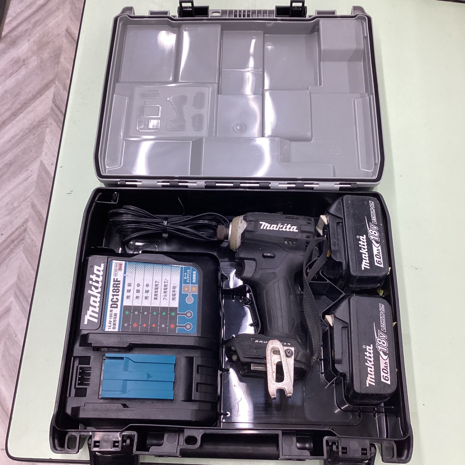 中古美品 マキタ(Makita) 充電式インパクトドライバ(黒) 18V 6Ah