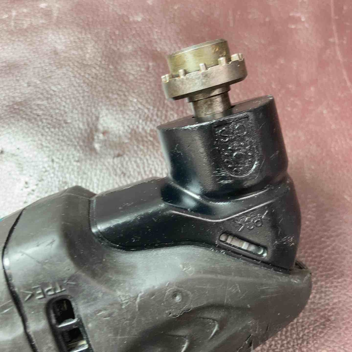 【中古品】 マキタ(makita) コードレスマルチツール  TM40DZ 14.4V3.0Ahバッテリー1個付属 【東大和店】 中古品】 マキタ(makita) コードレスマルチツール TM40DZ 14.4V3.0Ah