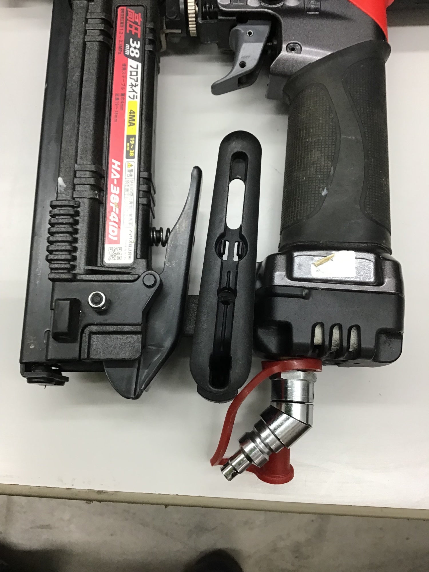 ✨MAX　中古　HA-38F4(D)　高圧　フロアネイラ　38ｍｍ　ケース付き✨うるま市田場✨ 中古品】☆マックス(MAX) 高圧フロアタッカー HA-38F4(D) 【戸田店