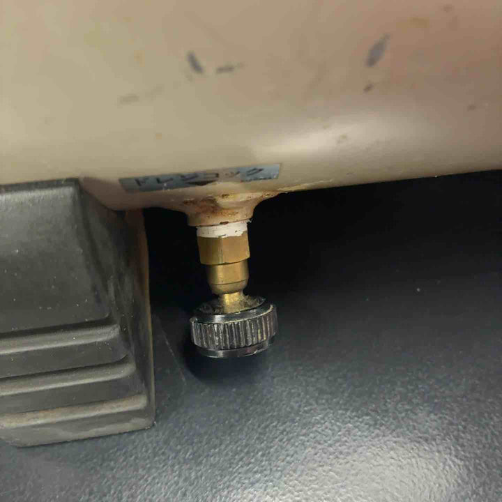 マキタ makita エアコンプレッサ 常圧 エアーコンプレッサー AC9001 満充填-約1分10秒【藤沢店】