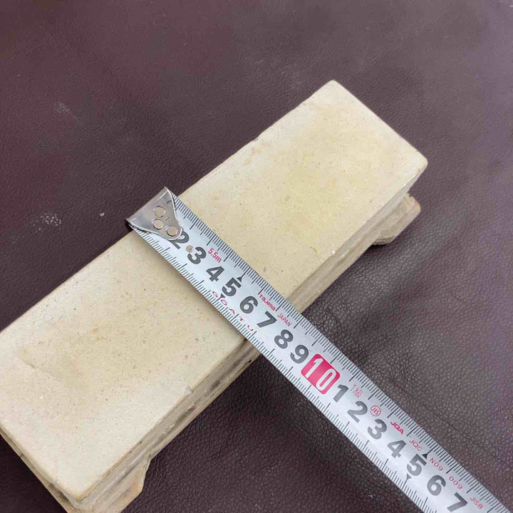 【超希少】 【中古美品】 【群馬沼田】 天然砥石 重量約1.4Kg(台座含む) 長さ約215ｘ幅約70ｘ高さ約42 研ぎ 刃物 大工 【東大和店】