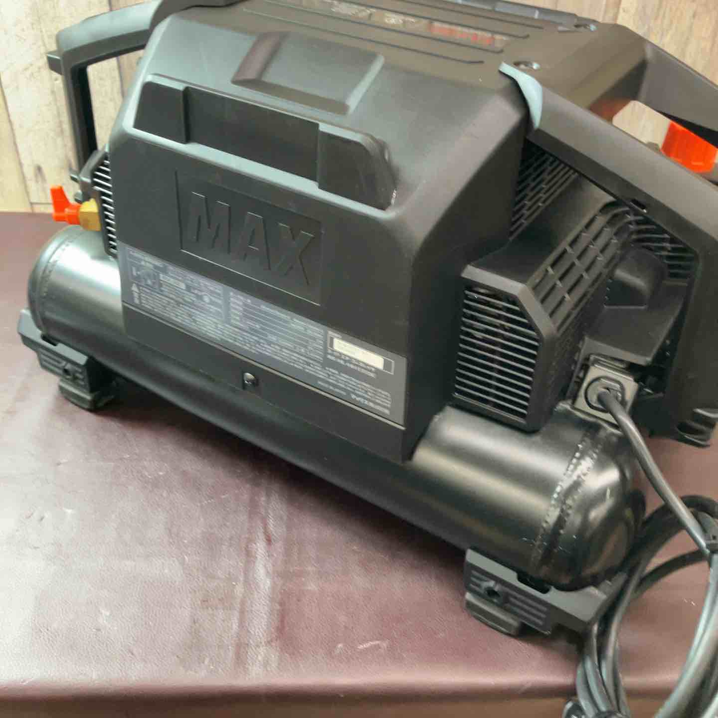 中古品】☆マックス(MAX) エアコンプレッサー AK-HH1310E_ブラック