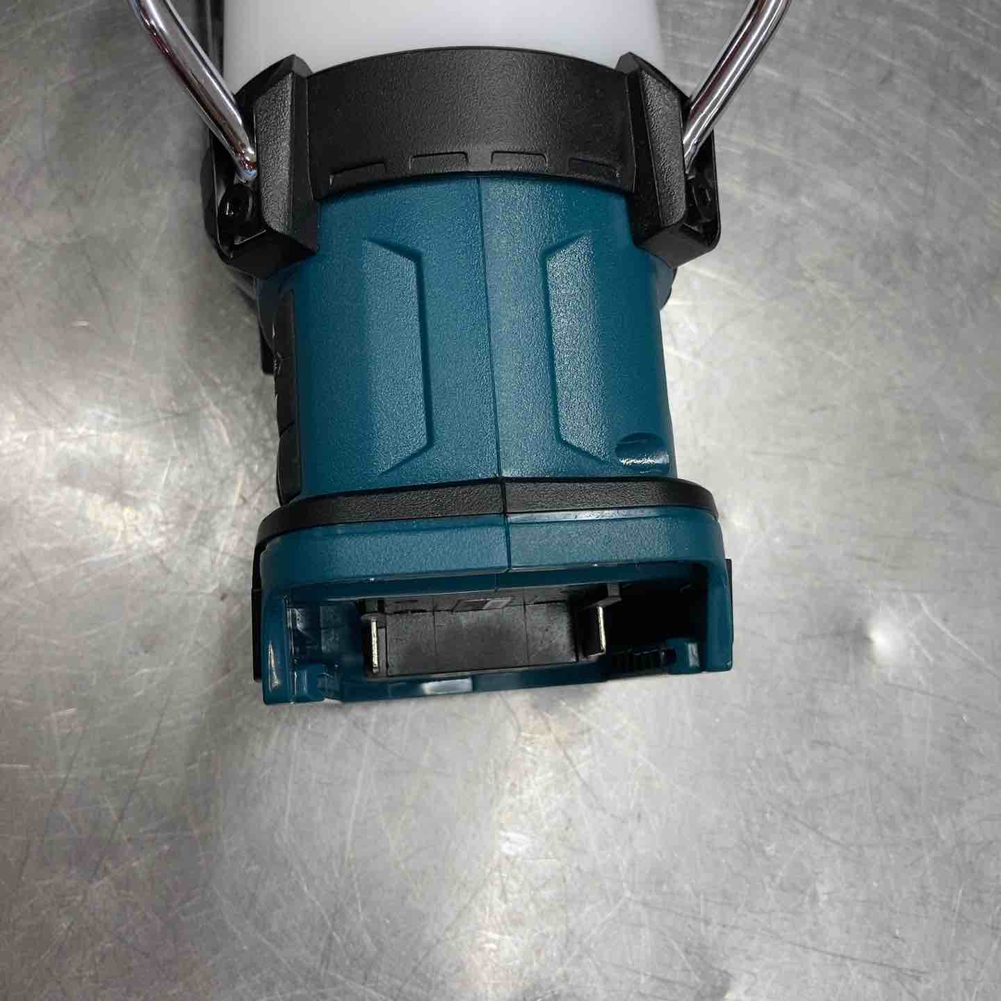 中古美品】 マキタ(makita) コードレスランタン付きラジオ MR054