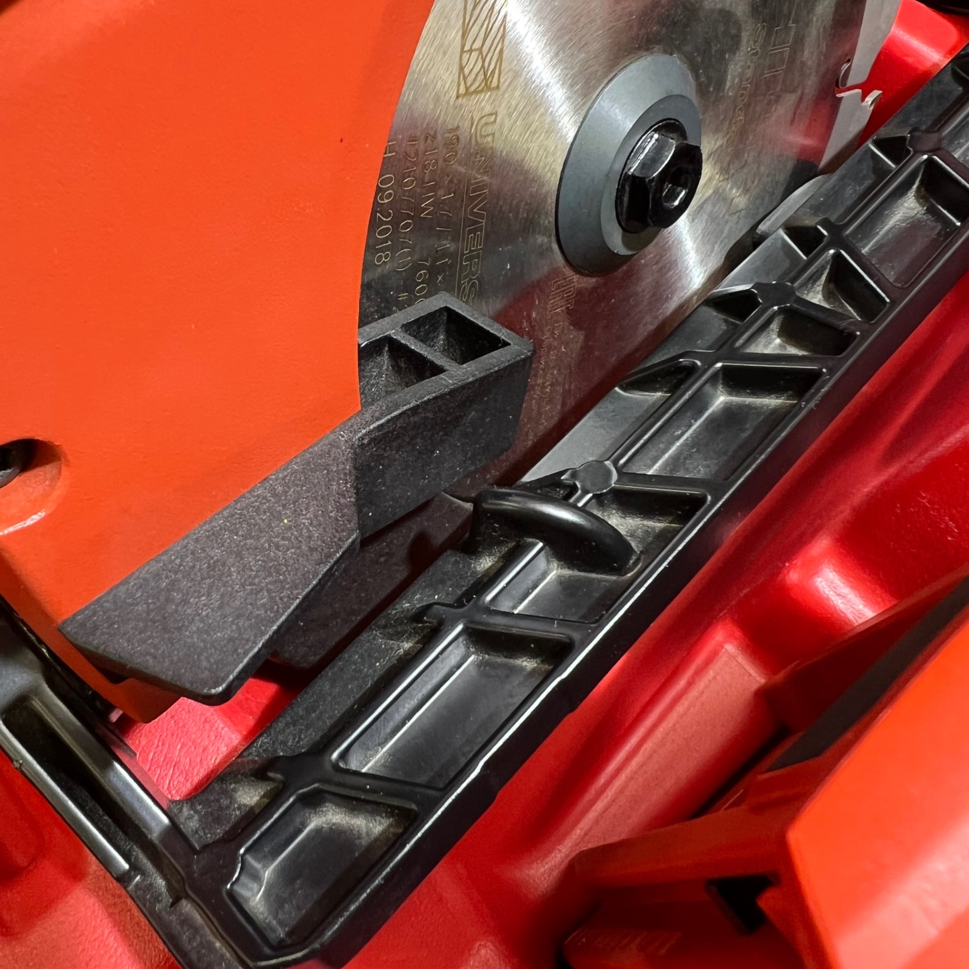 サマーセール!未使用】 HILTI ヒルティ 充電式サーキュラーソー サマーセール!未使用】 HILTI ヒルティ 充電式サーキュラーソー