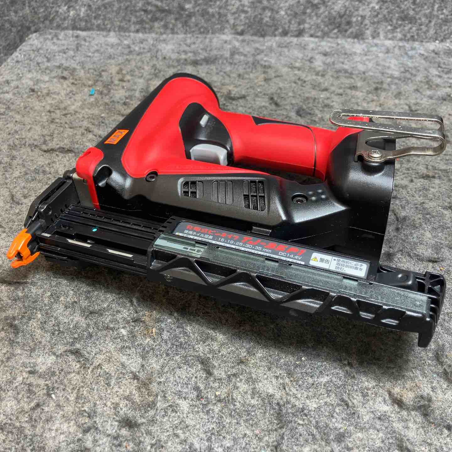 【北見市発】マックス MAX 充電式ピンネイラ TJ-35P1 赤 コードレス DIY 内装仕上げ 前使用者名前あり (D6660nthYM) マックス TJ-35P1-BC(1.5Ah) 充電式ピンネイラ(充電器・1.5Ah電池