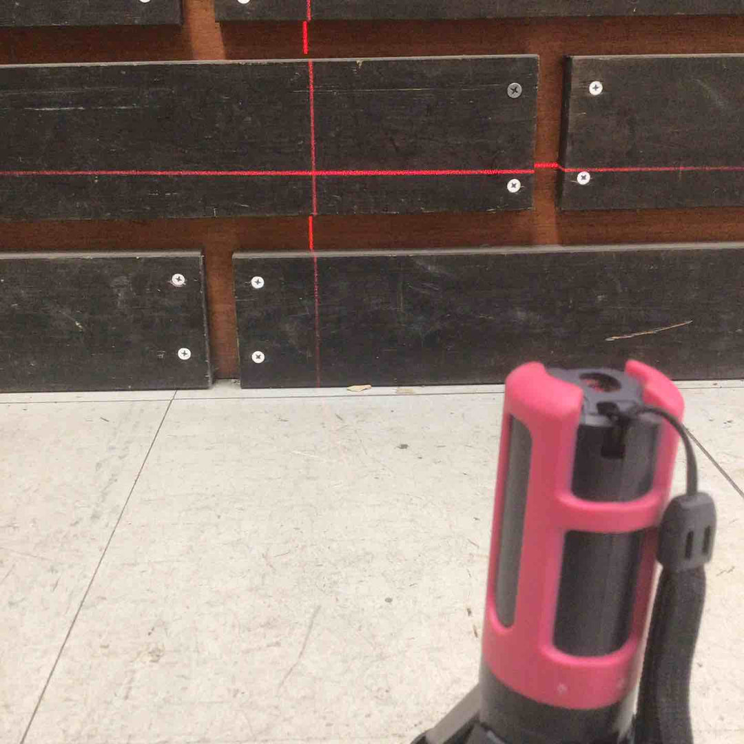 【中古美品】 パナソニック/Panasonic レーザー墨出し器 墨出し名人 十字・地墨  BTL1100P 【鴻巣店】