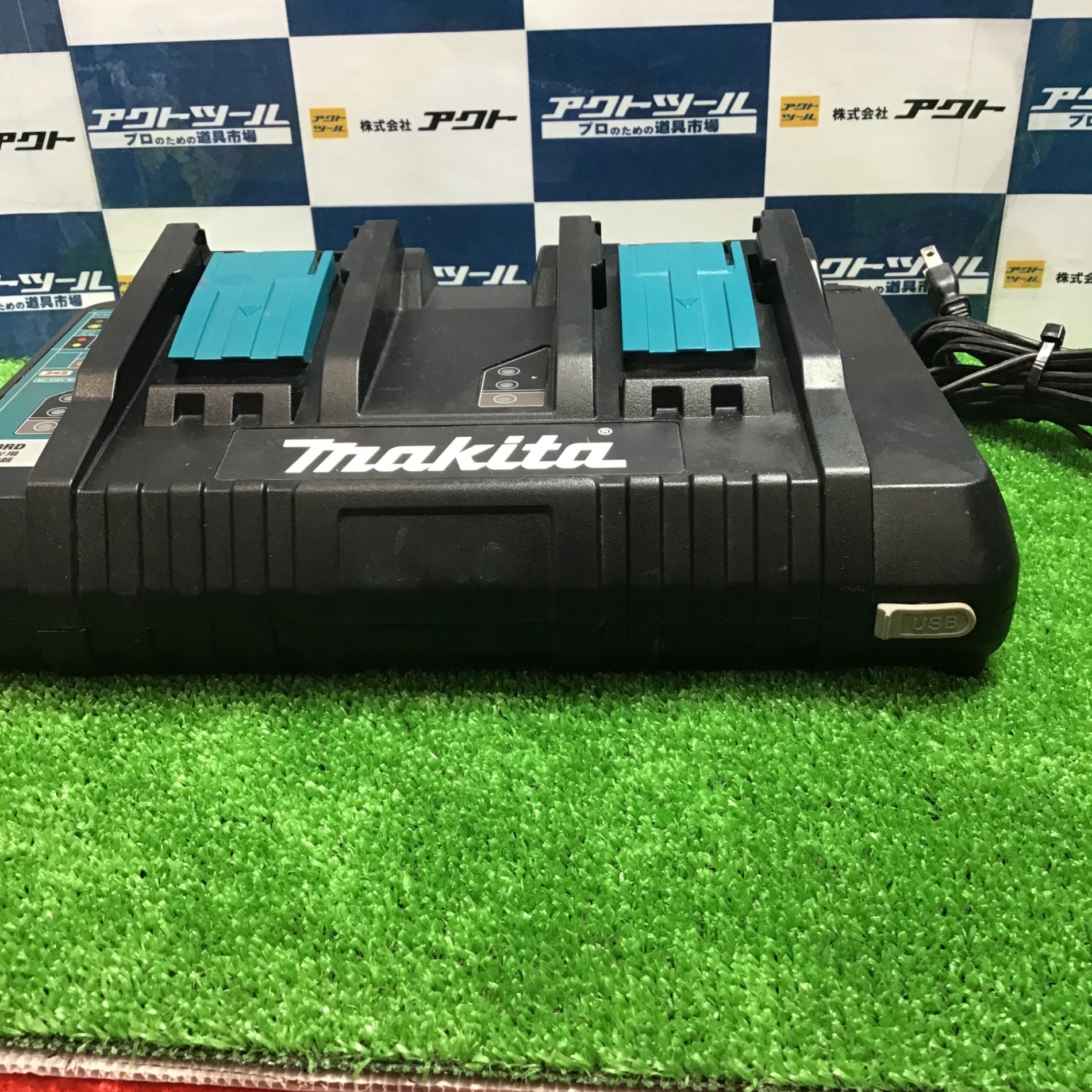 マキタ makita DC18RD 二口充電器【船橋馬込店】【店頭取引限定】【中古】管理番号：ITCBKSK8WYYZ マキタ makita 二口急速充電器 DC18RDの中古 未使用品 《埼玉・入間