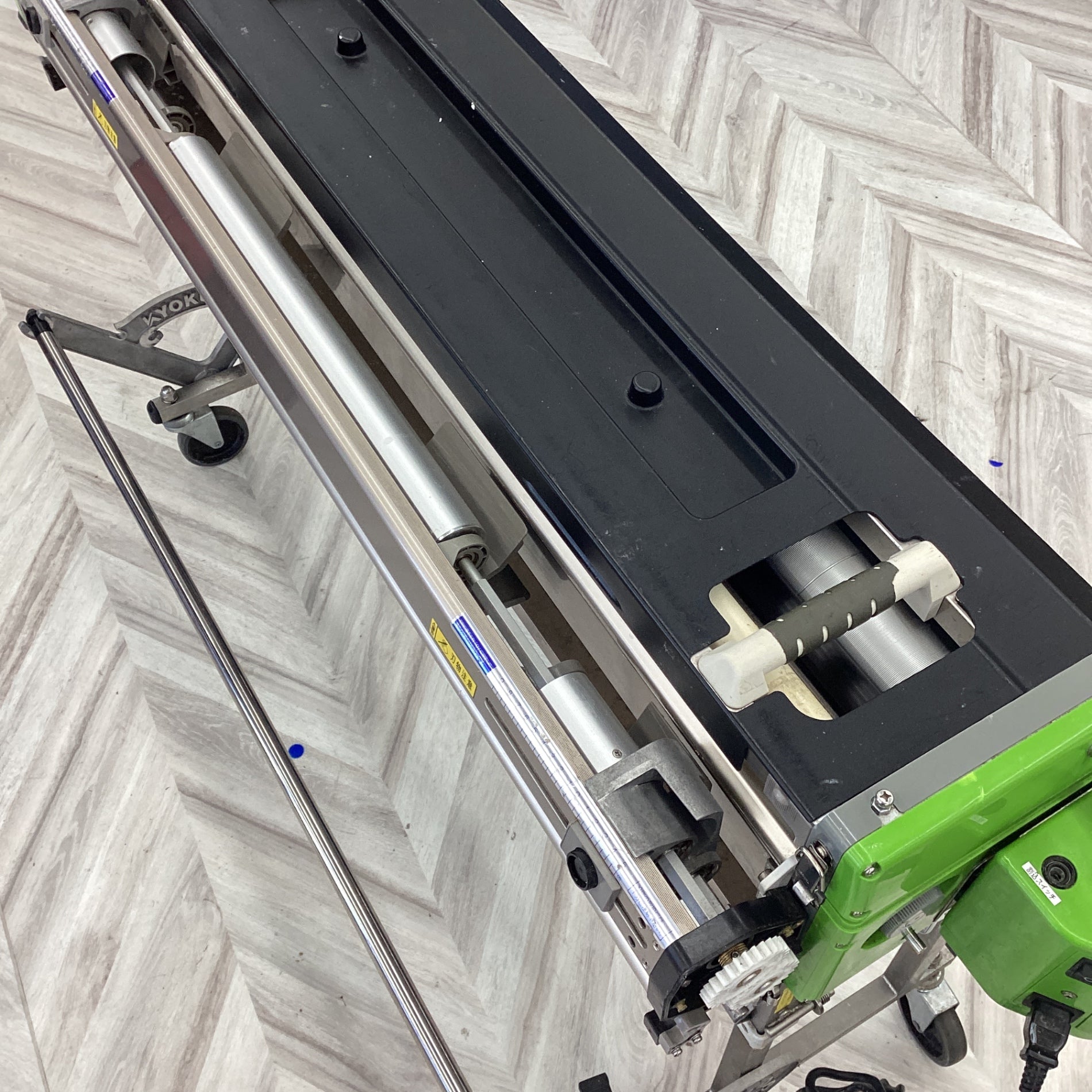 極東産機 prime-revo UP 自動壁紙糊付機【市川行徳店】【店頭取引限定】【中古】管理番号：ITQ1ZR99ADTW 自動壁紙糊付機 Prime Revo UP（プライムレボアップ）11-1387 KLASS