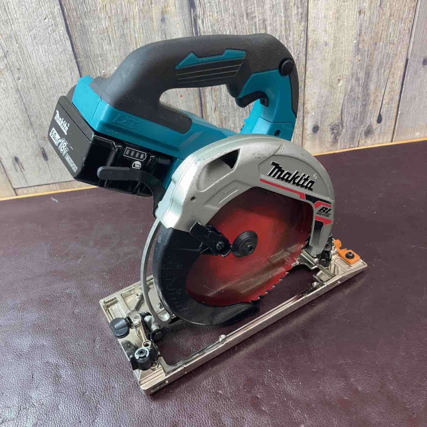 中古品】マキタ(makita) コードレス丸のこ HS631DZ バッテリー付属 18V