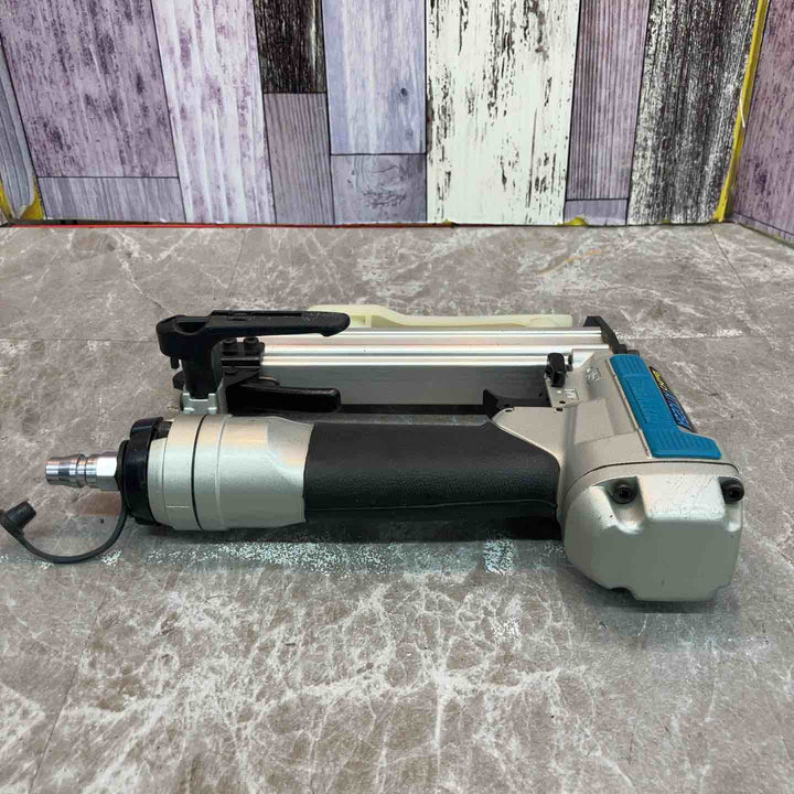 ◇マキタ(makita) 常圧エアタッカ 10mm AT1025AK【八潮店】