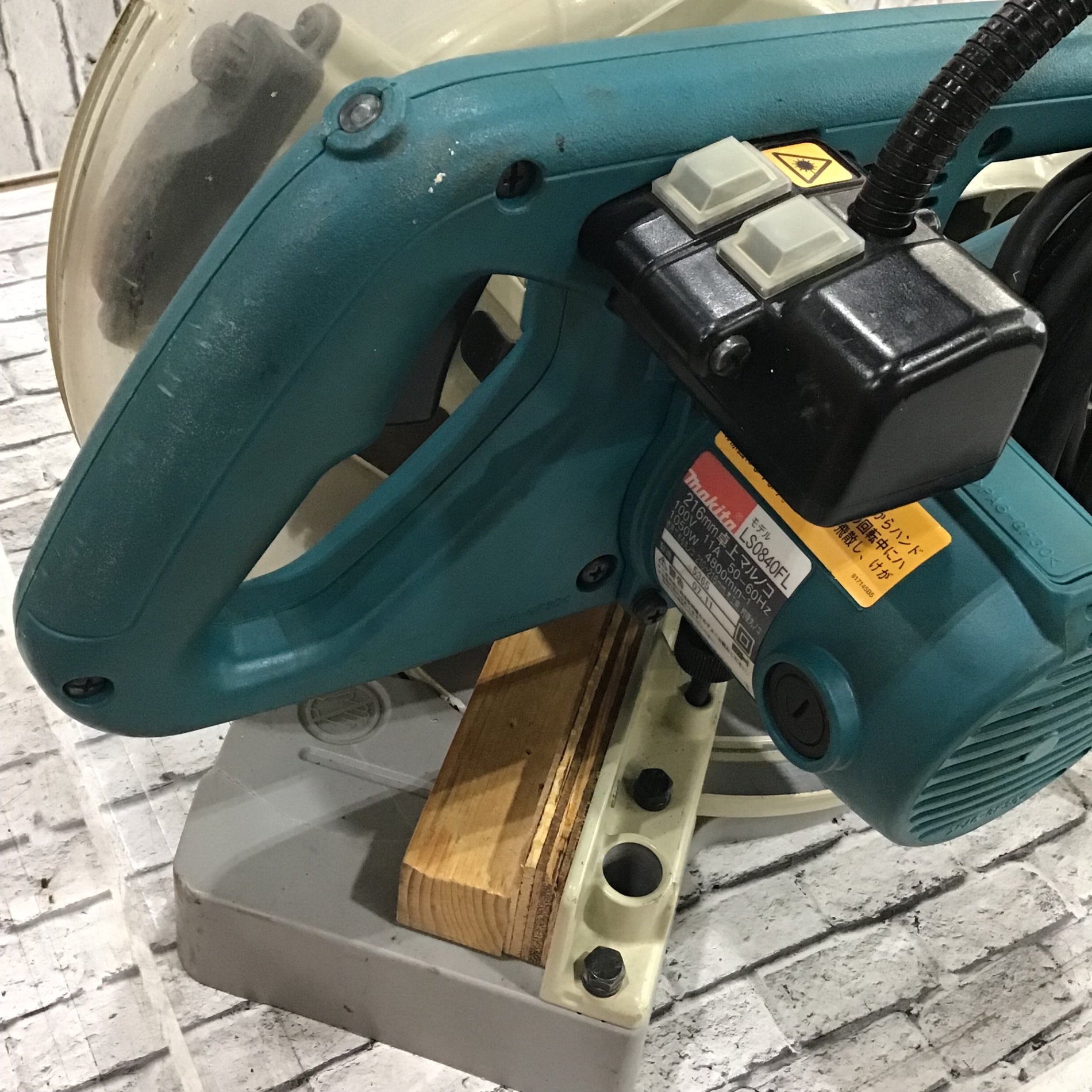 〇マキタ(makita) 216mm卓上マルノコ レーザー付 LS0840FL【川口店