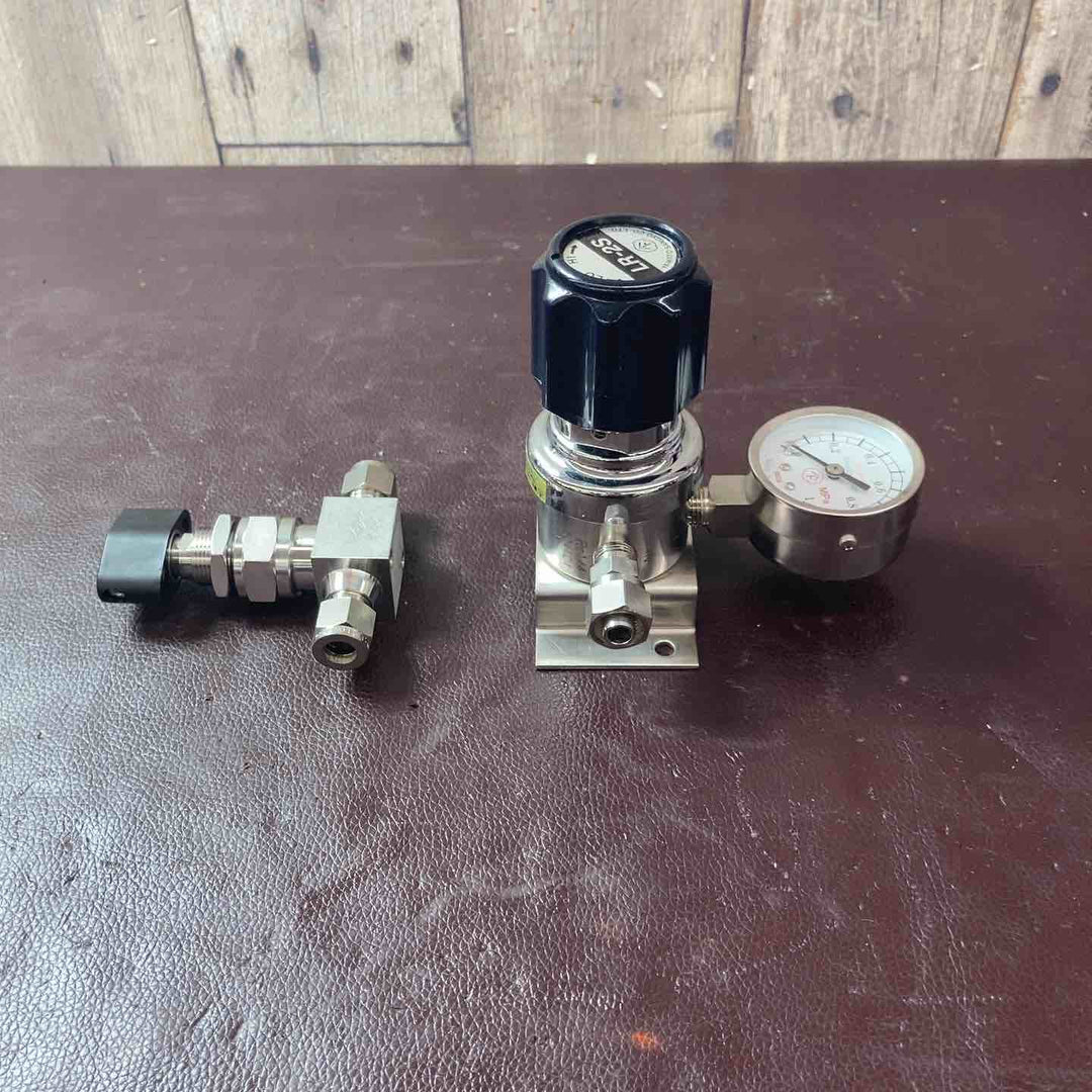 【中古美品】 ヤマト産業(YAMATO)/フジキン(FUJIKIN) 分析機用ライン圧力調整器 LR-2S バルブ 【東大和店】