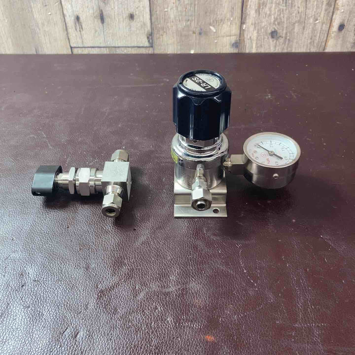 【中古美品】 ヤマト産業(YAMATO)/フジキン(FUJIKIN) 分析機用ライン圧力調整器 LR-2S バルブ 【東大和店】