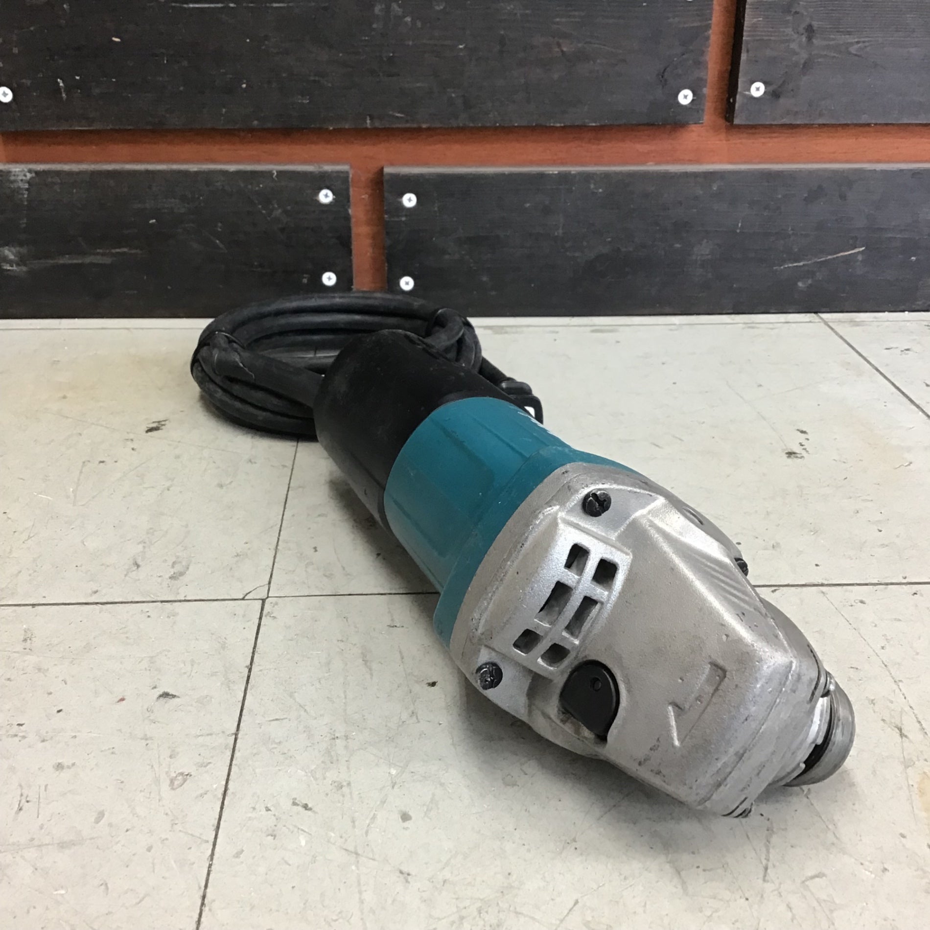 中古品】マキタ/makita ディスクグラインダ 高速型 100mm 9553B 【鴻巣