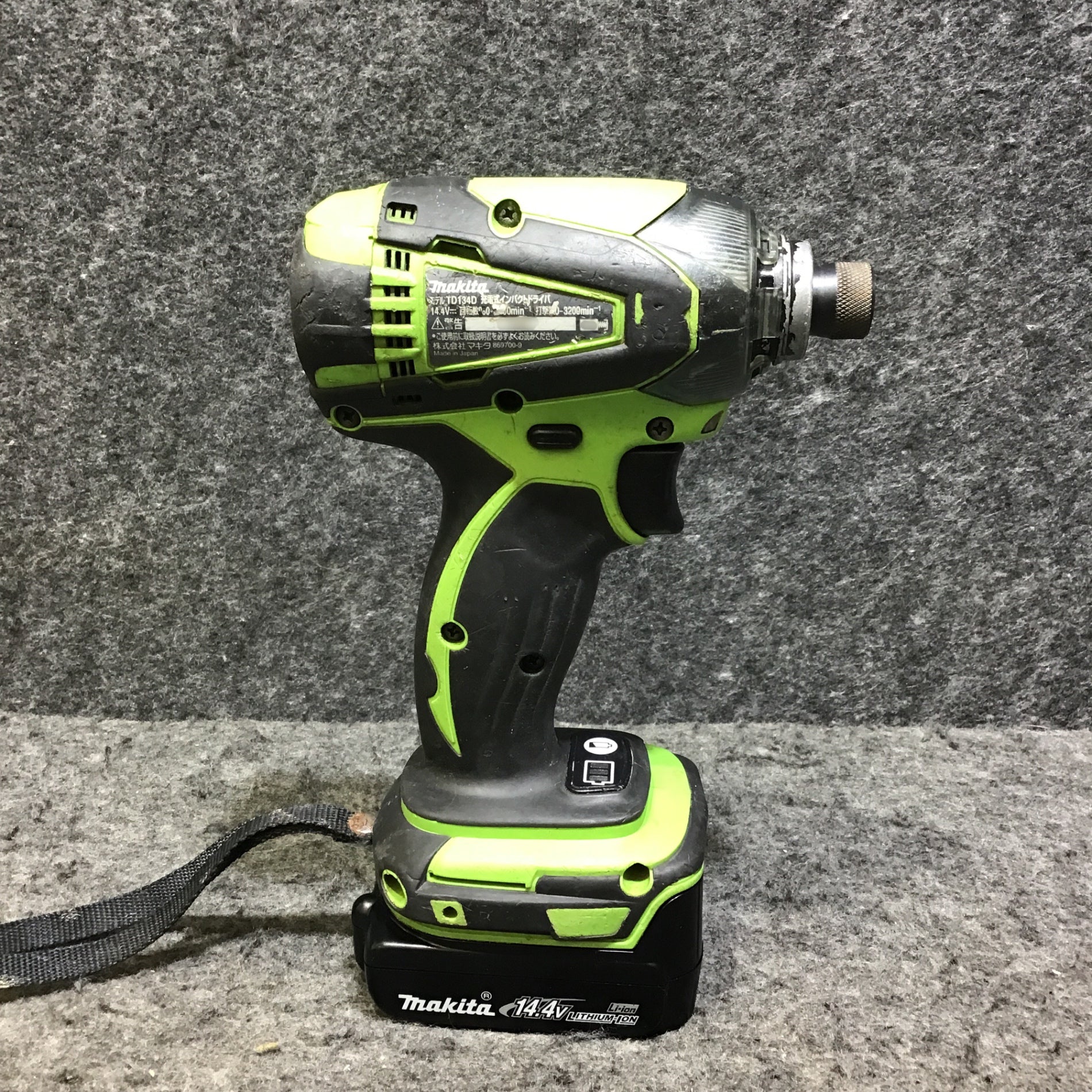 マキタ 充電式 インパクトドライバー TD137D 黒 ブラック 純正バッテリー ビット付きセット 中古品 makita マキタ 14.4V 充電式インパクトドライバ TD137D バッテリー付き