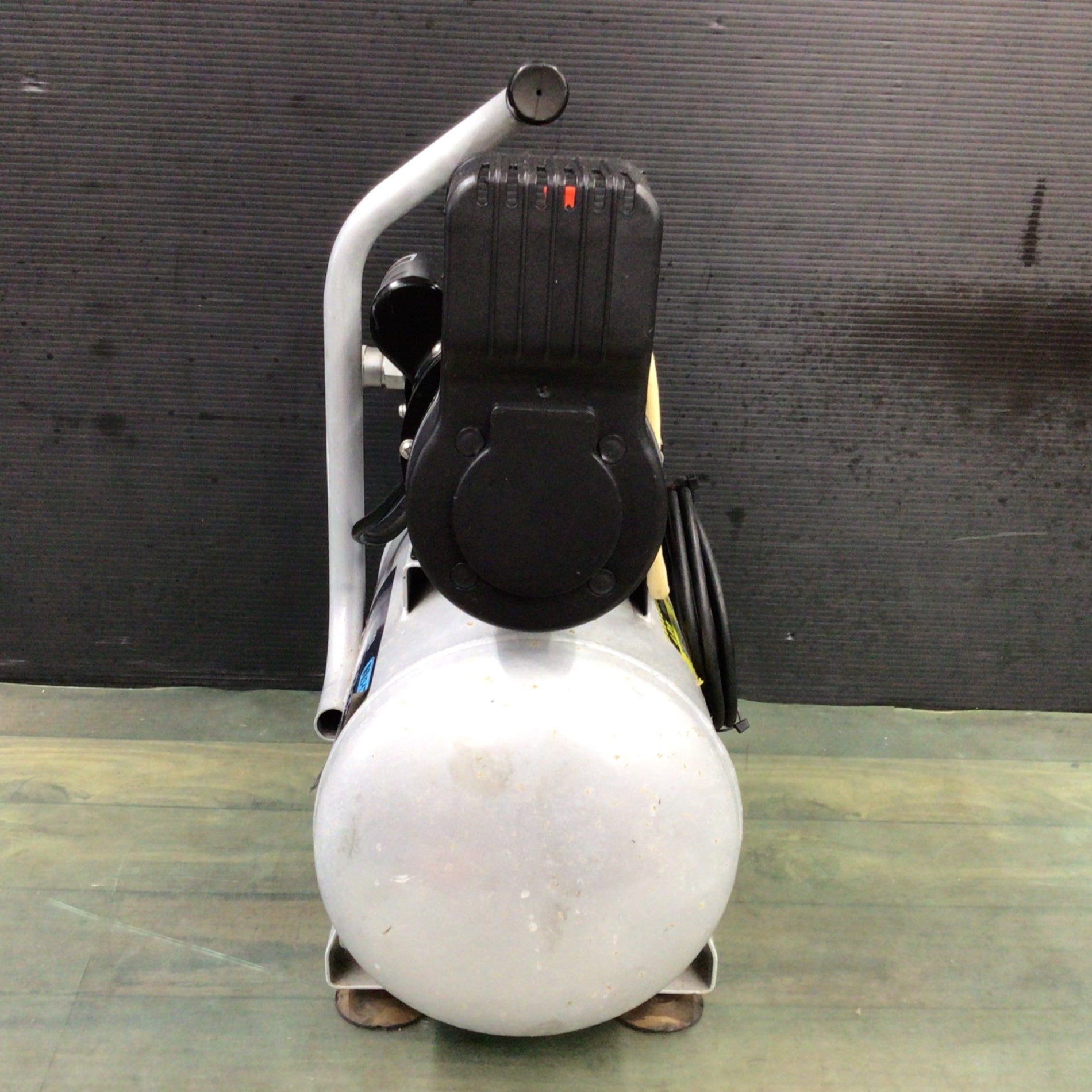 中古 オイルレスエアーコンプレッサー ACP-190KD 10L 静音タイプ エアー　エアーツール　DIY 静音タイプ オイルレスエアコンプレッサー ACP-190KD 10L エアー