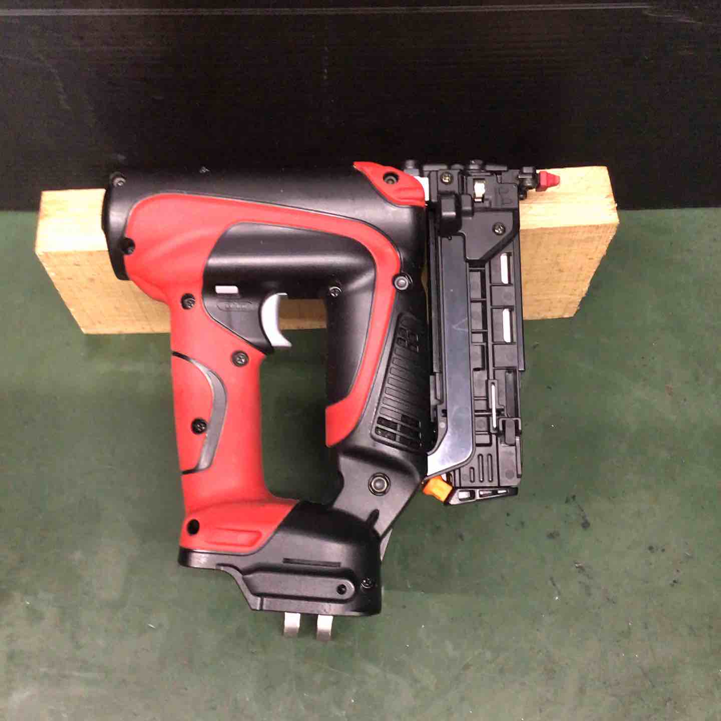 MAX TJ-35P3 充電式ピンネイラ【野田愛宕店】【店頭取引限定】【中古】管理番号：ITX25J848YTG MAX TJ-35P3 充電式ピンネイラ 14.4V・18V兼用 ウエダ金物【公式サイト】