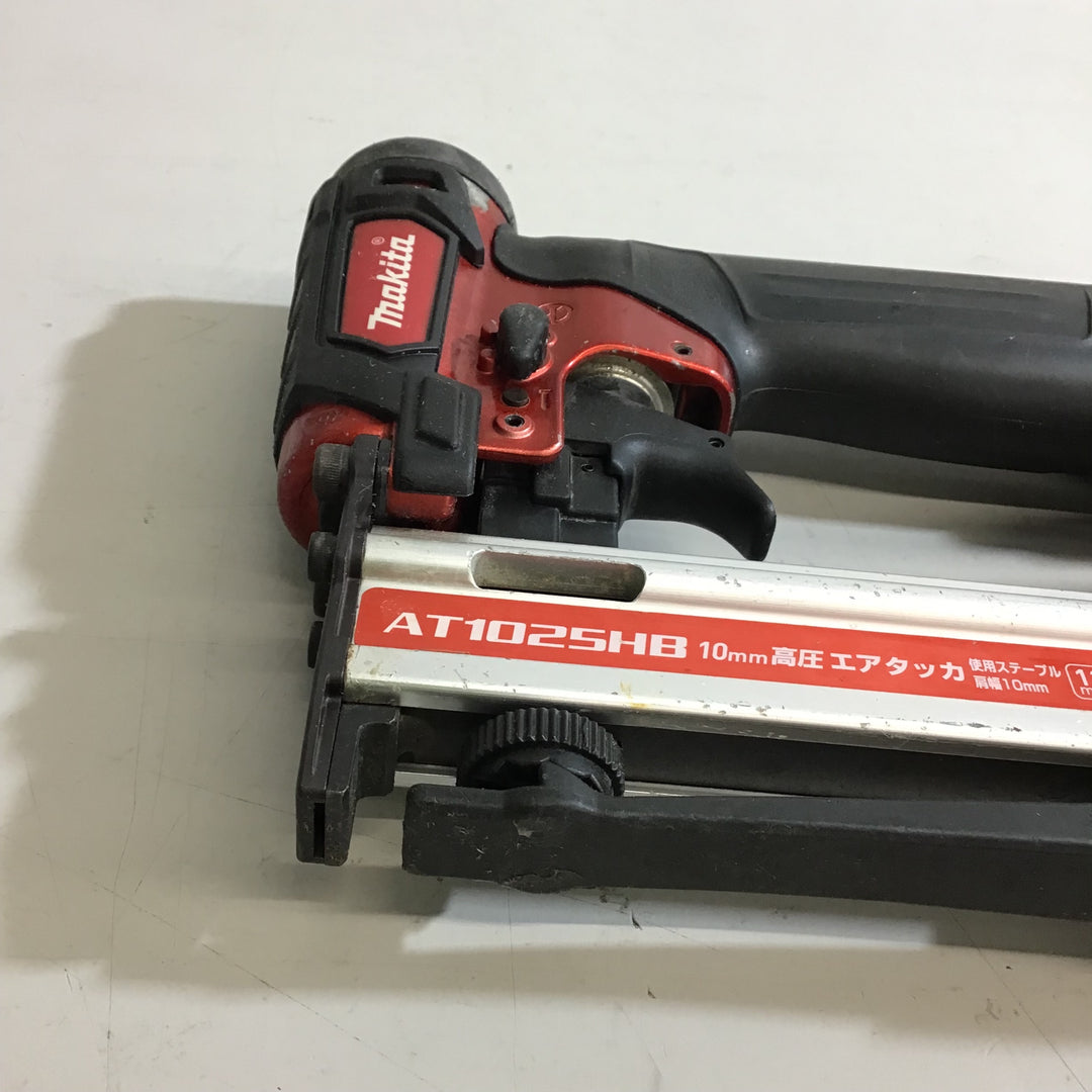 【中古品】〇マキタ(makita) 高圧エアタッカ エアダスタ付 10mm 赤 AT1025HB【戸田店】