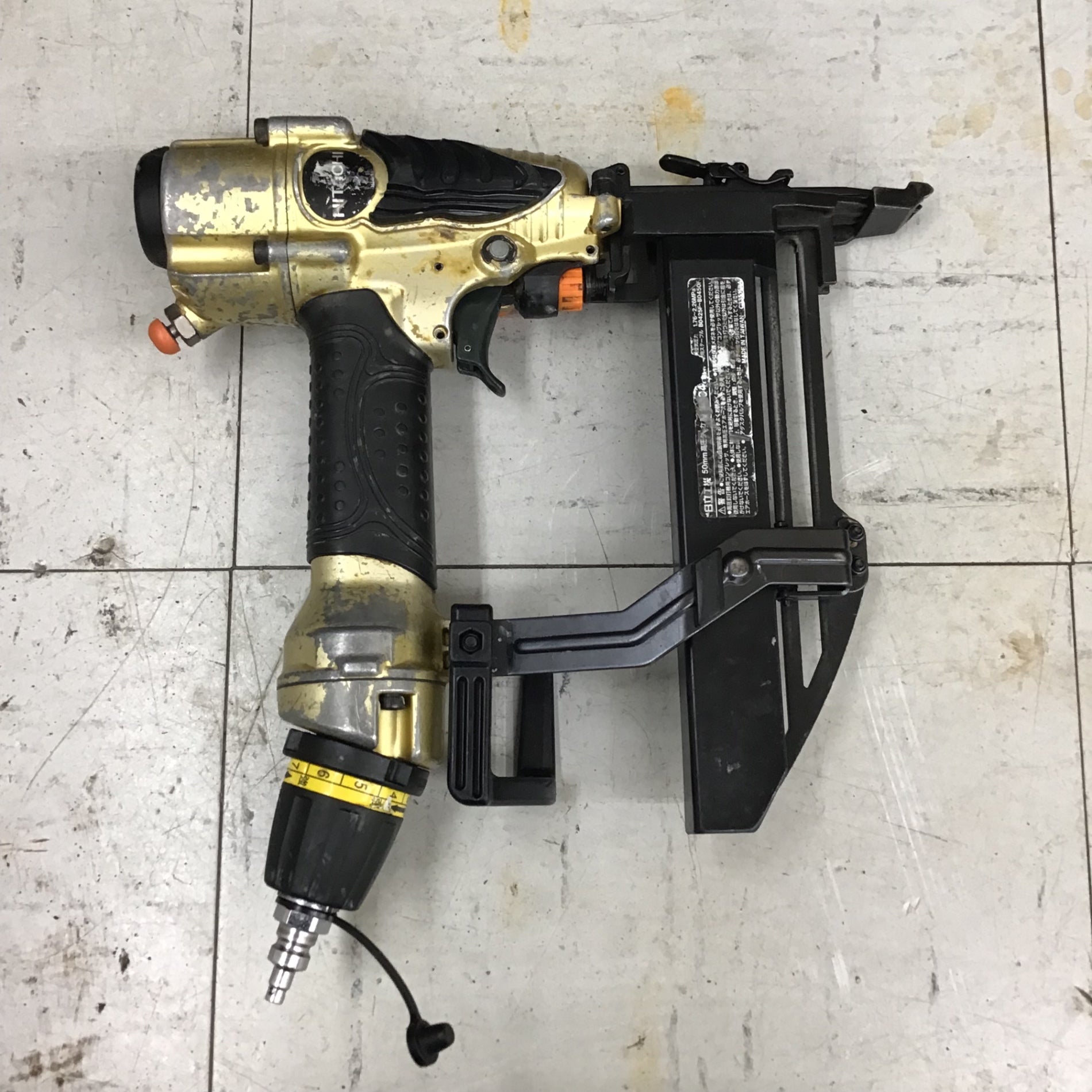 【中古品】 ハイコーキ/HIKOKI 高圧フロアタッカ N5004HMF 【鴻巣店】 中古品】 ハイコーキ/HIKOKI 高圧フロアタッカ N5004HMF 【鴻巣店