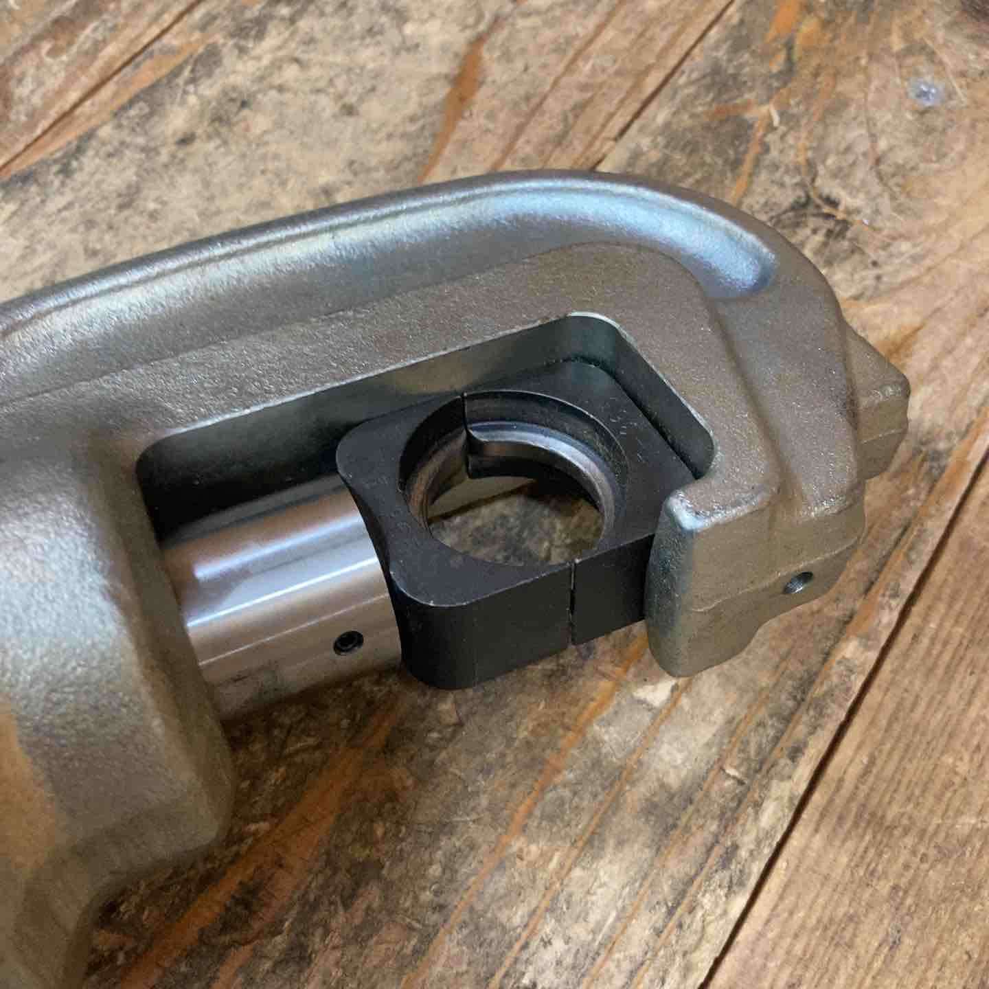 ◇◇泉精器製作所 油圧ヘッド分離式工具 ケース付 ヘッド部12号A 傷や汚れあり 〇泉精器(IZUMI) 油圧ヘッド分離式工具 12号A 圧着圧縮工具【柏店