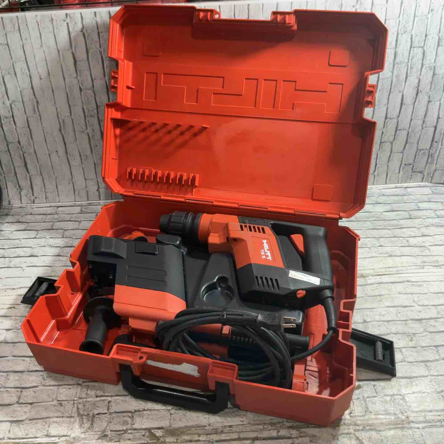 ◇ヒルティ(HILTI) ハンマドリル TE5 ケース、先端カバー3種、集塵システム、ハンドル付き【越谷店】 ◇ヒルティ(HILTI) ハンマドリル TE5 ケース、先端カバー3種、集塵