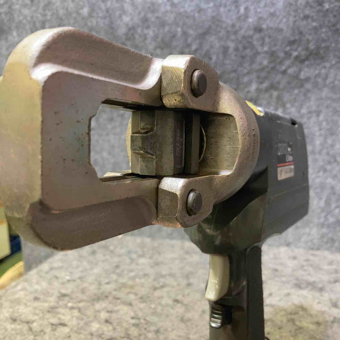 泉精器(IZUMI) コードレス油圧式圧着工具 REC-1520FMH【桶川店