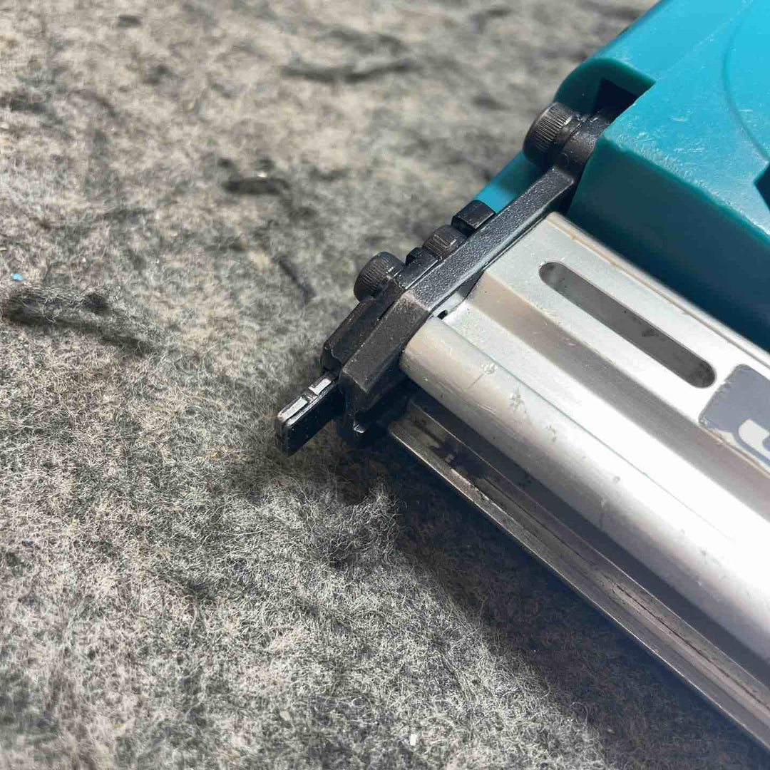 マキタ(makita) 14.4V 4mm J線 コードレスタッカ ST420DRF【桶川店】