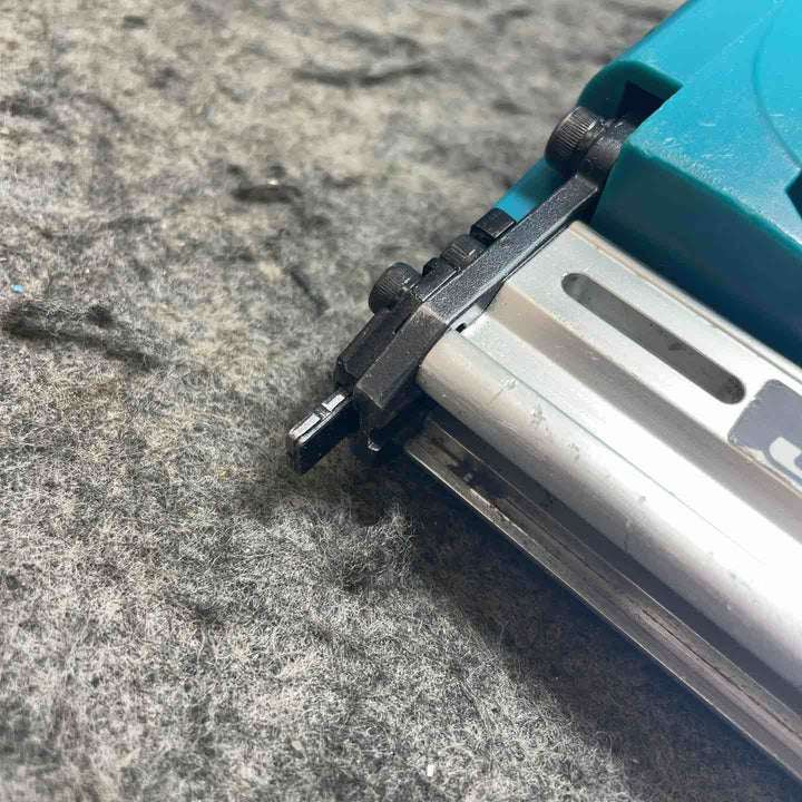 マキタ(makita) 14.4V 4mm J線 コードレスタッカ ST420DRF【桶川店】