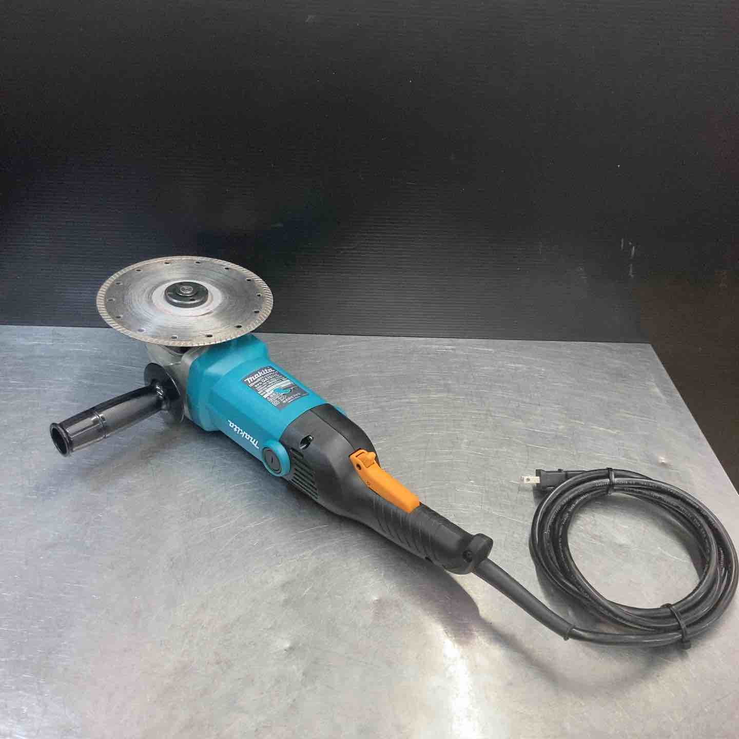 中古品】 マキタ(makita) 180mm電子ディスクグラインダ GA7011C 【東大