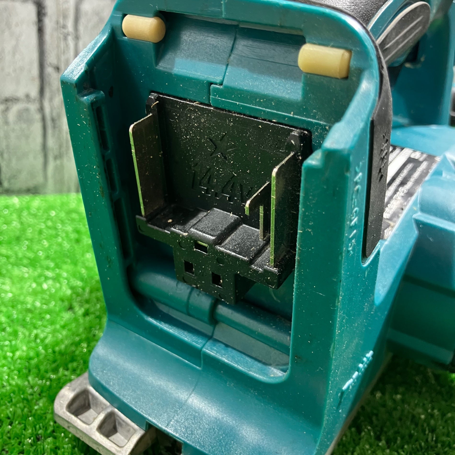 現状品】◇マキタ(makita) 14.4Vコードレスカンナ KP140DZ【川口店
