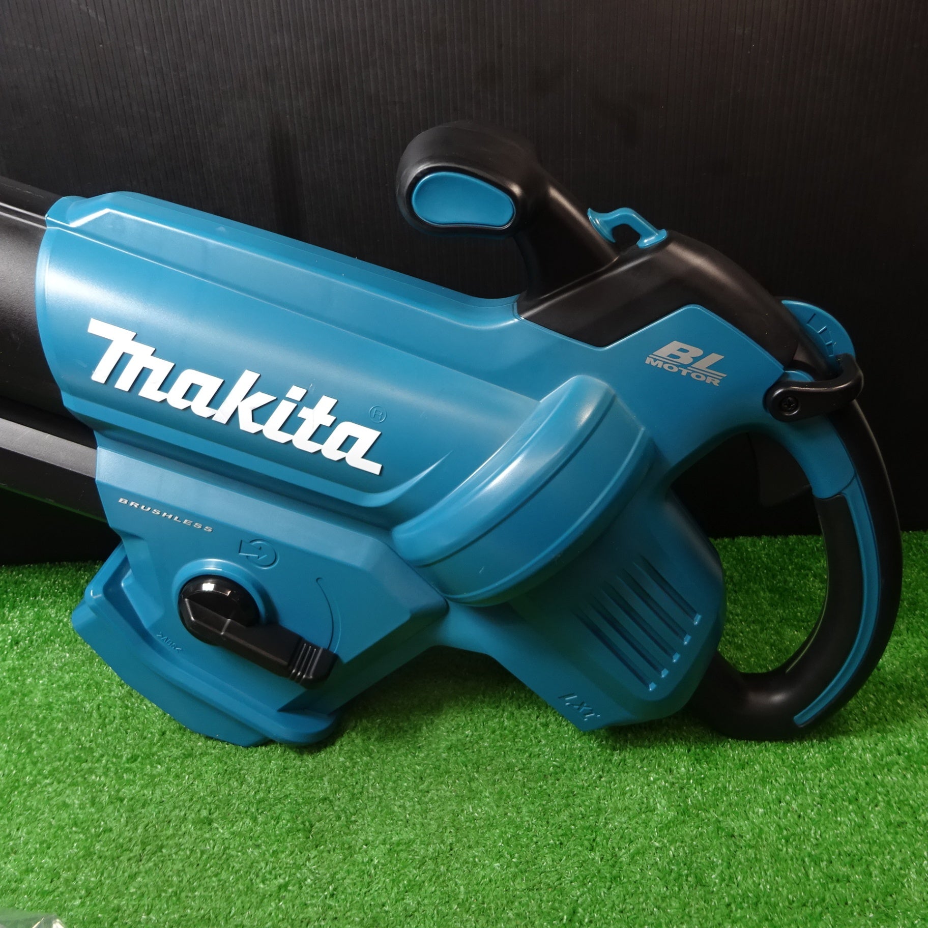 マキタ(makita) コードレスブロワ集じん機 MUB187DZ【岩槻店】 ☆マキタ(makita) コードレスブロワ集じん機 MUB187DZ【岩槻店