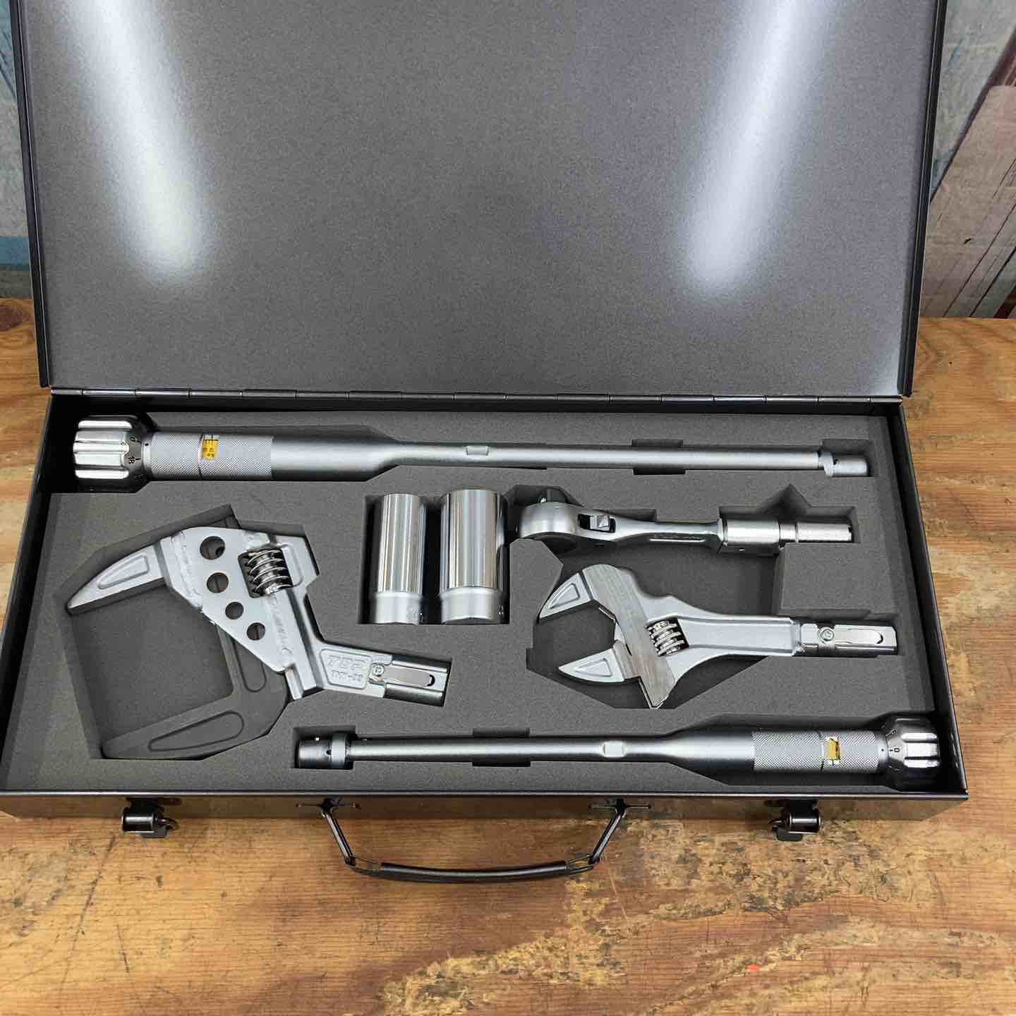 【久留米】【引き取り限定】【中古品】TOP トップ工業 HLS-4600 継手レンチセット (SH-4・EX-415・HL-4B・HL-6B・他・ケース付) ※全体的に使用感・サビ有 楽天市場】○【中古品】TOP トップ工業 HLS-4600 継手レンチセット (SH