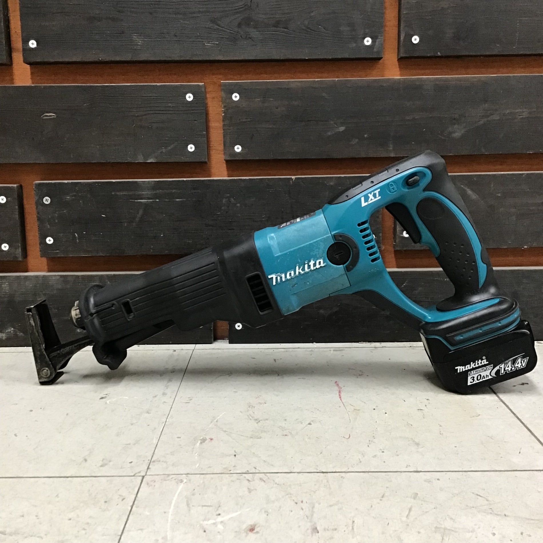 中古品 □ makita コードレス レシプロソー JR141DRF □ D □ ITWO1RQTKJVS 中古品】 マキタ/makita コードレスレシプロソー JR141DRF 【鴻巣店