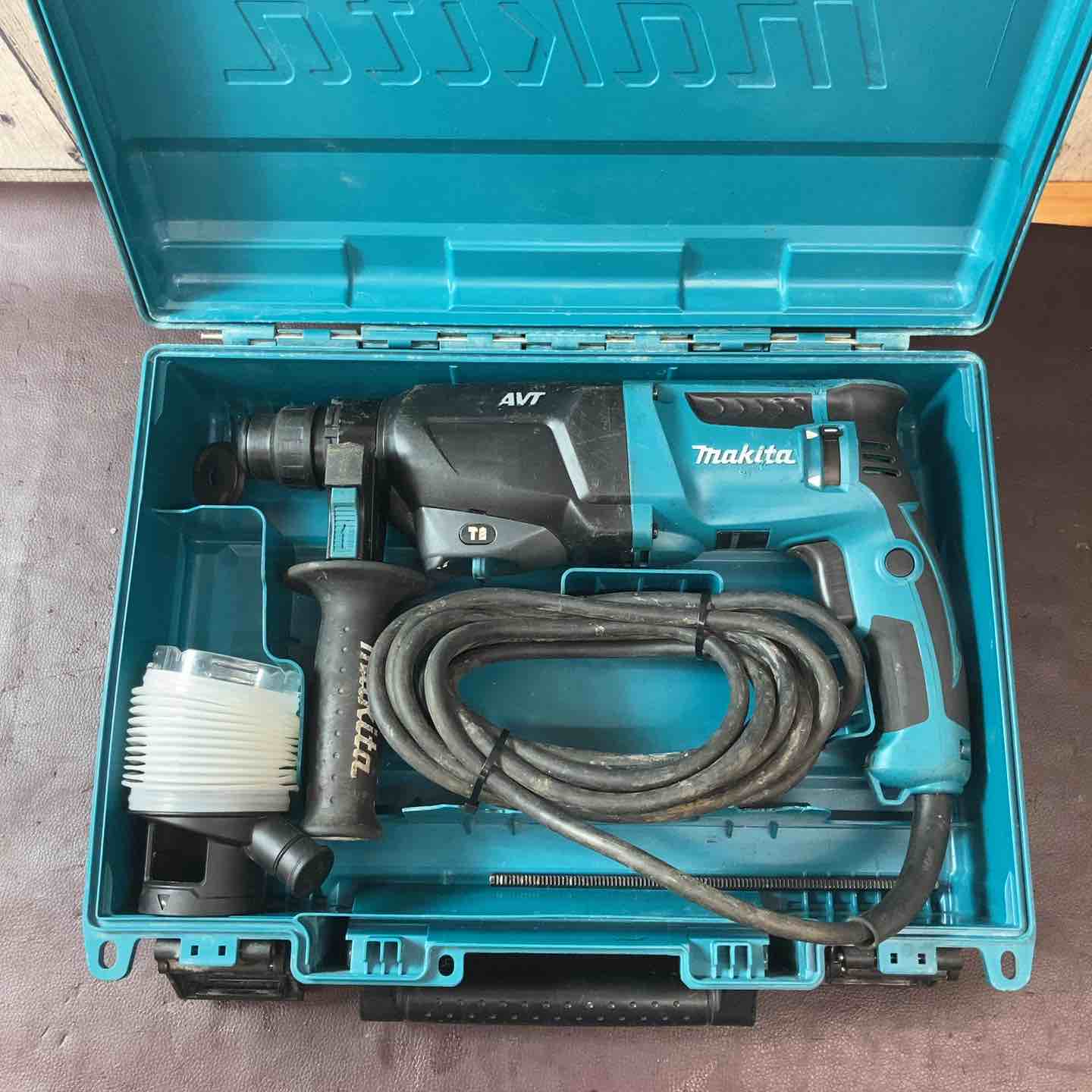 【引き取り限定】【中古品】makita マキタ HR2601F ハンマドリル 26mm 単相100V ※ケース止め具割れ及びケース割れ複数個所有(画像4枚目・5枚目参照) Amazon | マキタ ハンマドリルAC100V式 26mm SDS+ HR2601F | ハンマー