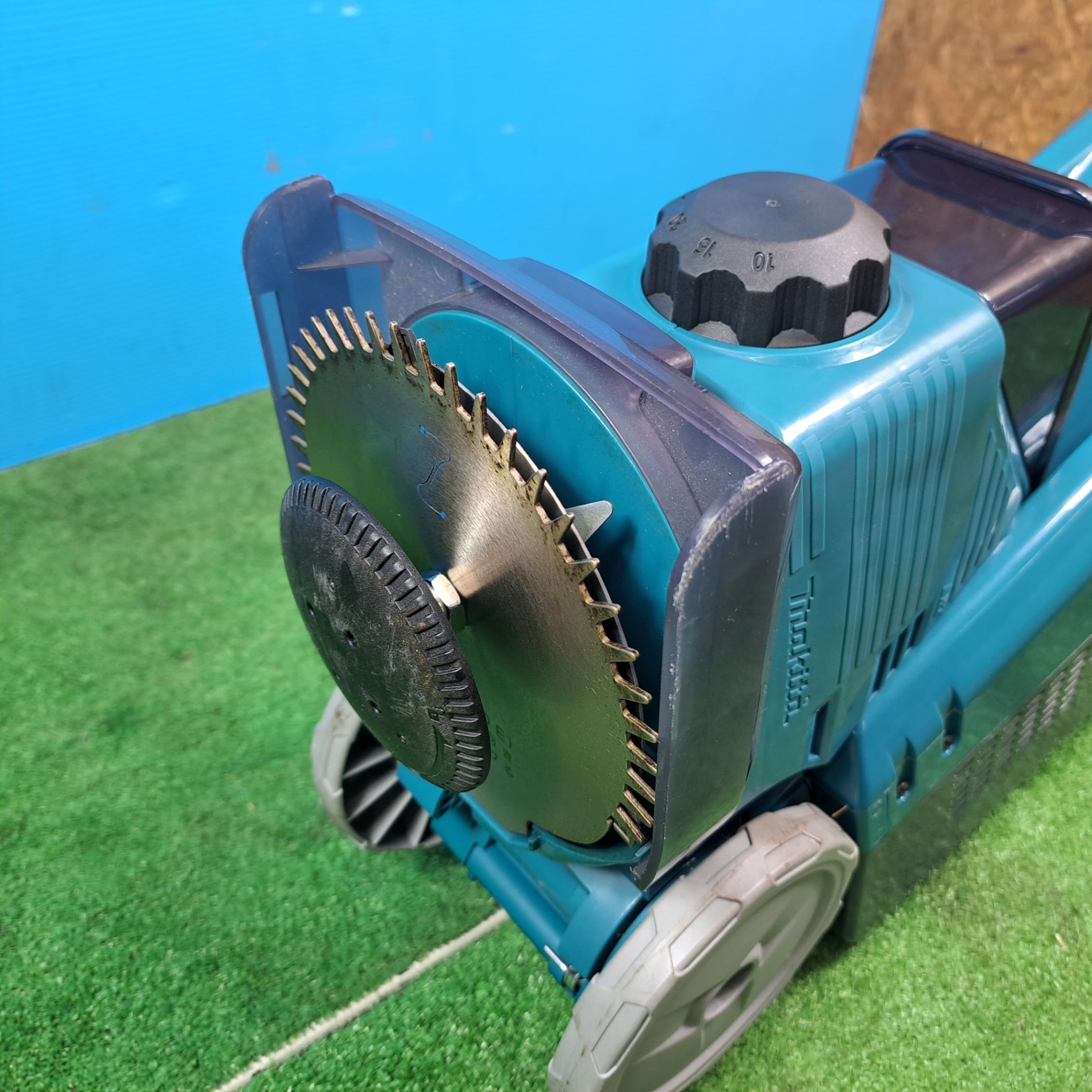 美品】◇マキタ(makita) コードレス芝刈り機 MLM160DZ 本体のみ【岩槻