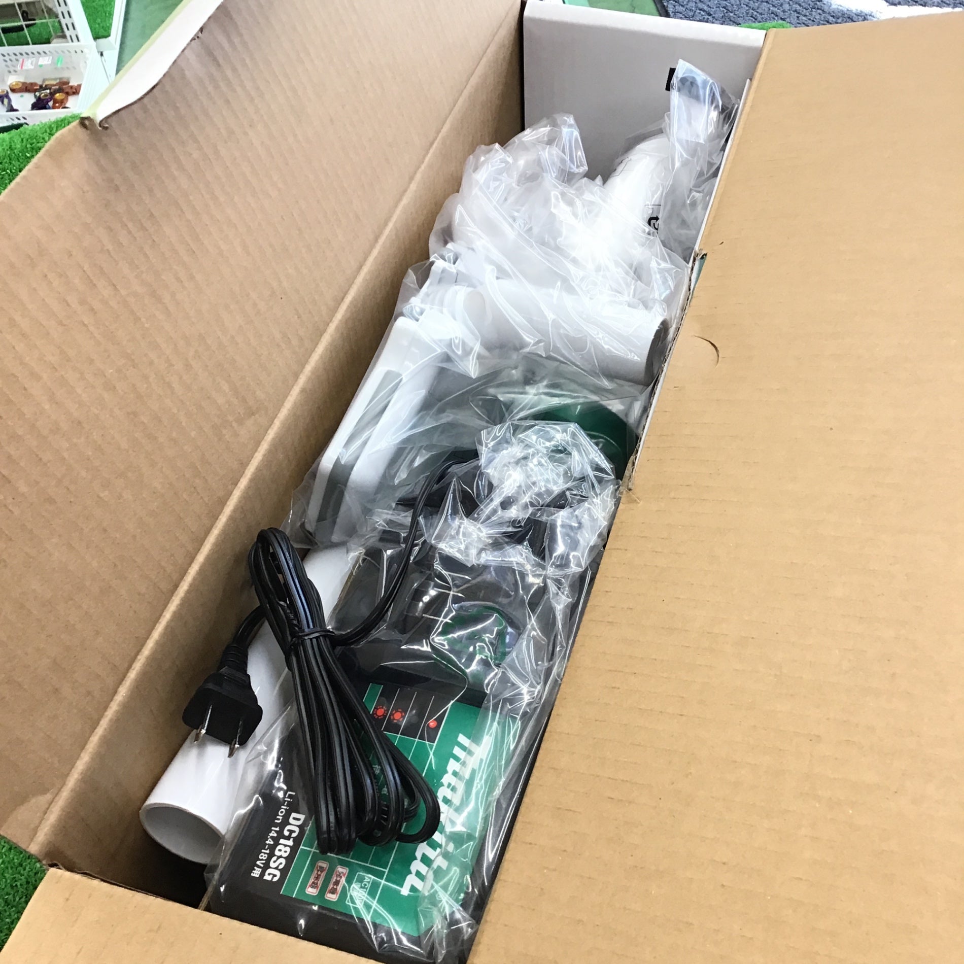 マキタ 充電式クリーナー MCL143DSA バッテリBL1420G+充電器
