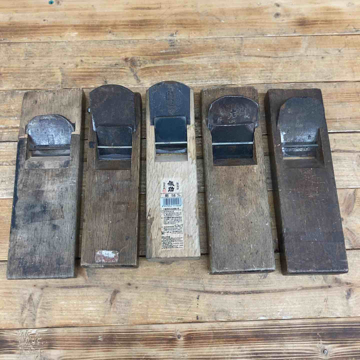 【中古品】 利休、近房、儀助、本忠正、左近、鉋5個セット 鉋 かんな カンナ 和工具 大工道具 鑿 のみ 鋸 のこ 【東大和店】