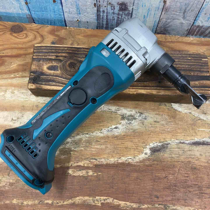 送料無料【中古品】マキタ(makita) コードレスニブラ JN161DRF 1.6mm 18V フルセット バッテリー、充電器付き【柏店】