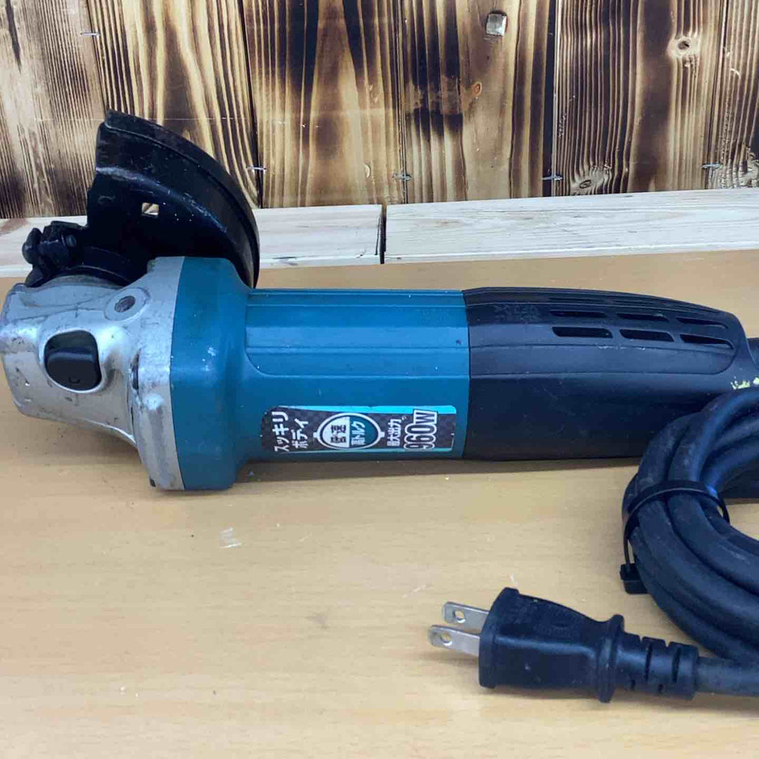 マキタ(makita) 100mmディスクグラインダ GA4032 DIY 鉄筋 アングル材 仕上げ磨き 建築 石材 加工 コンクリート ブロック レンガ タイル 研磨 ガラス 断面磨き 加工【越谷店】
