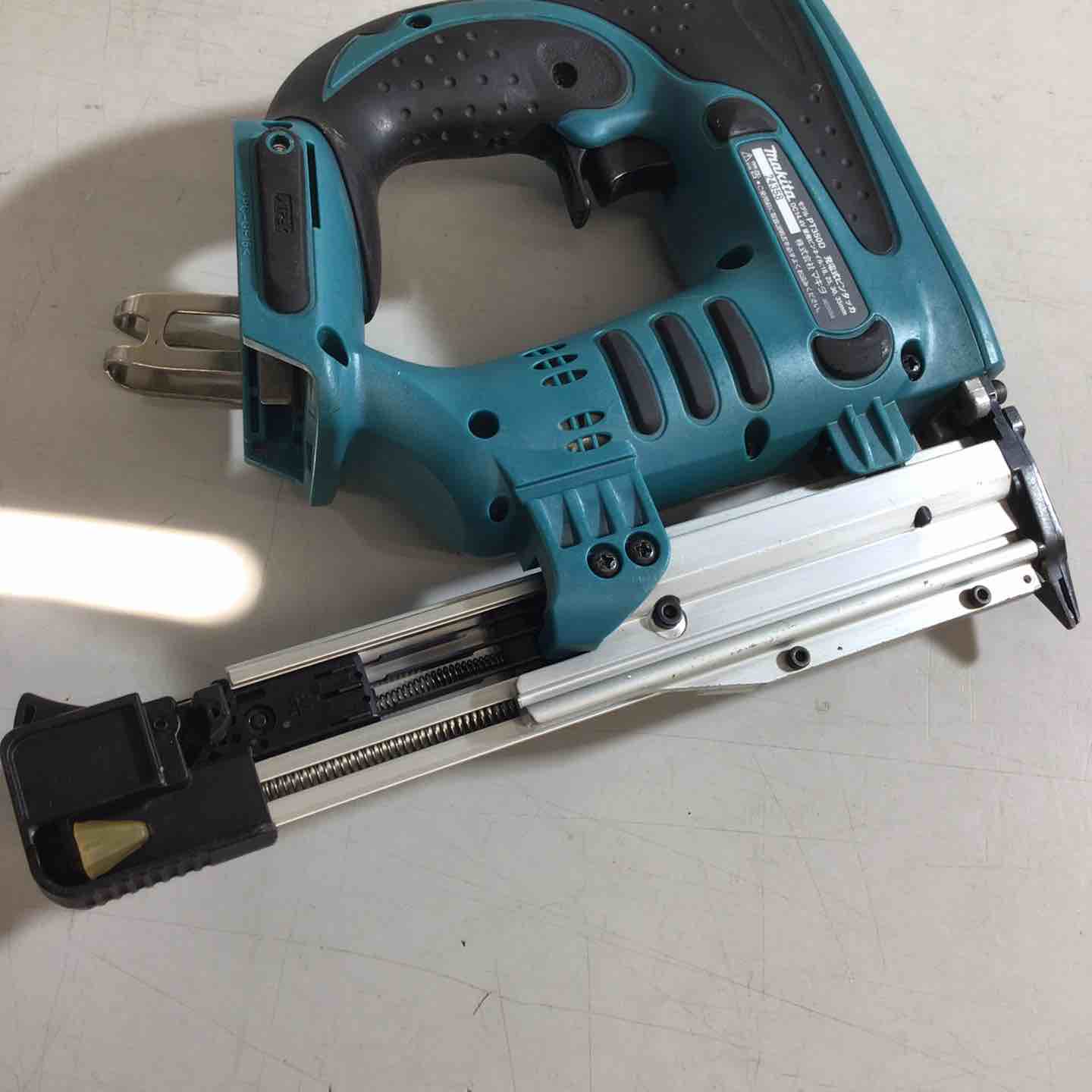 マキタ PT350D 充電式ピンタッカ【野田愛宕店】【店頭取引限定】【中古