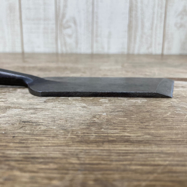 【中古品】作者・銘不明 イスカ鑿？ 下駄屋鑿？ 刻印有 刃幅62mm 柄無し【柏店】