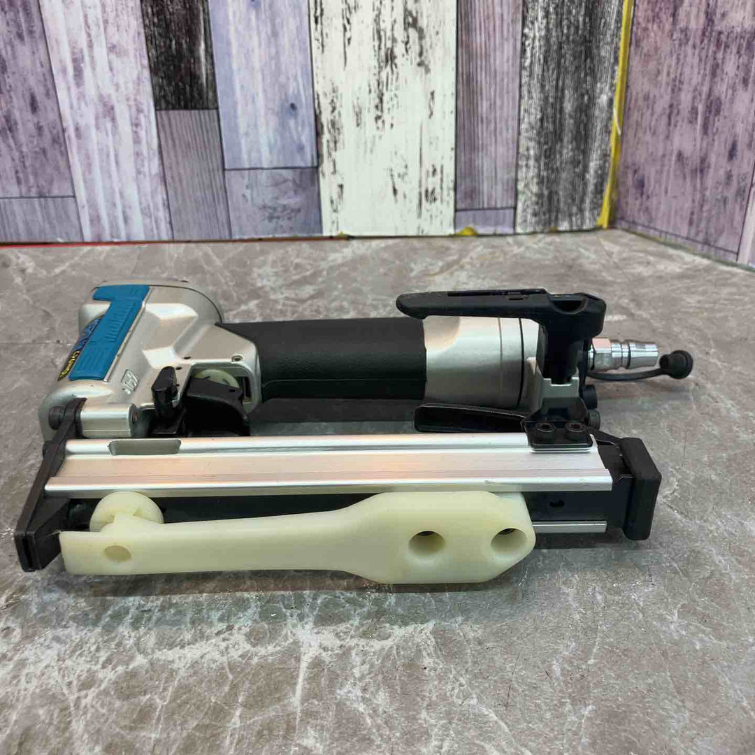 ◇マキタ(makita) 常圧エアタッカ 10mm AT1025AK【八潮店】