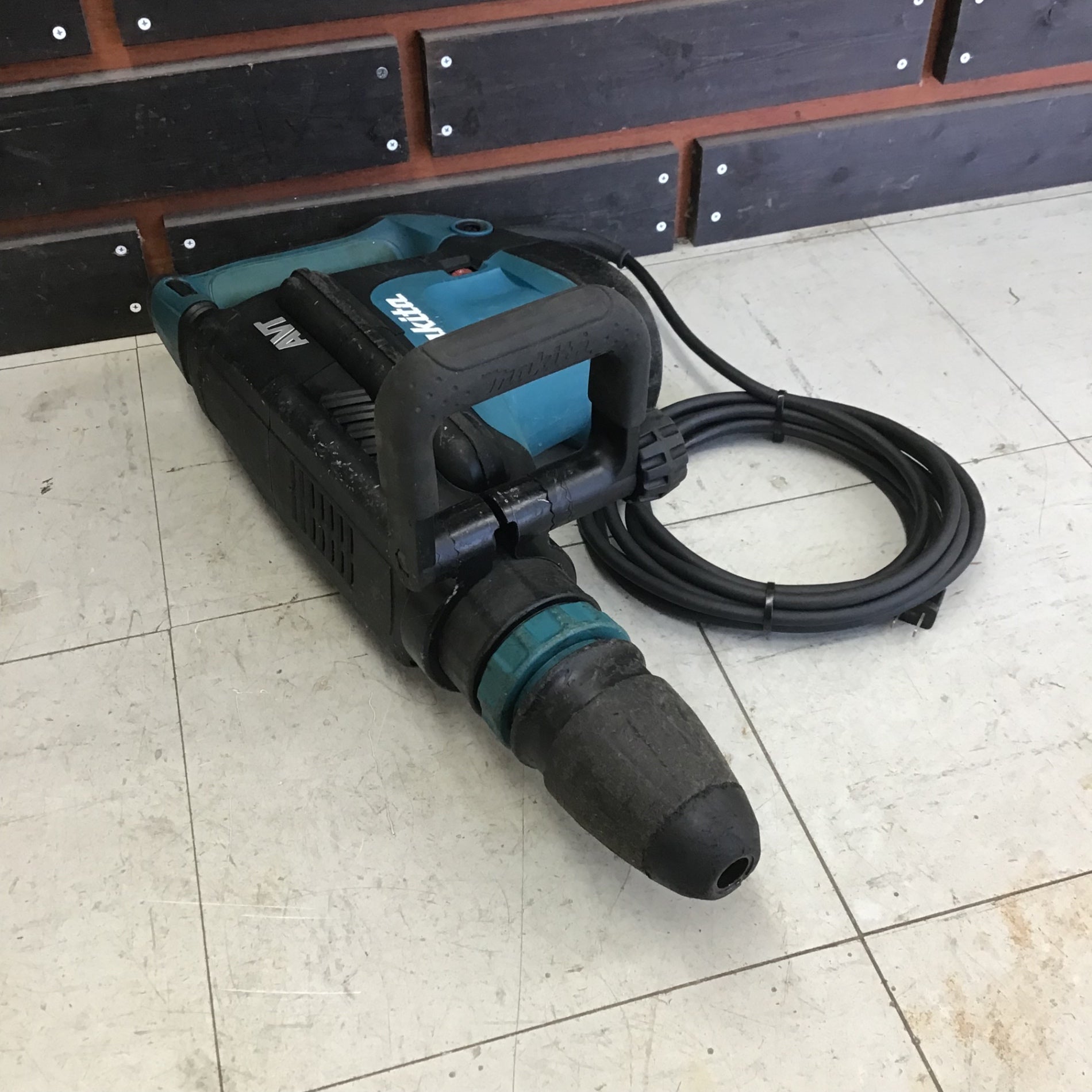 中古品】 マキタ/makita 電動ハンマ HM1213C 【鴻巣店