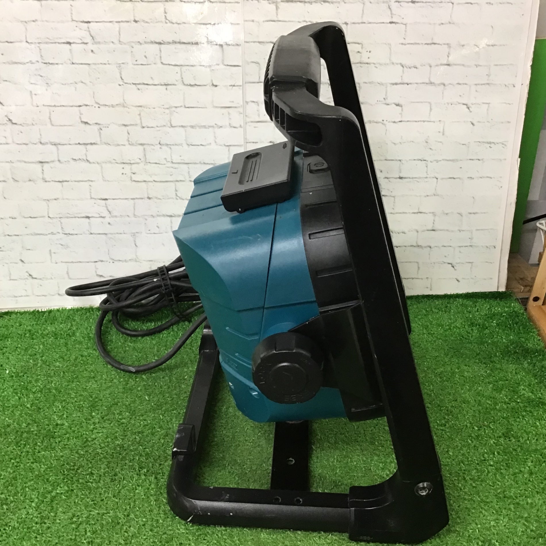 新品未使用☆ makita マキタ ML805 充電式 LED スタンドライト 新品未使用☆ makita マキタ ML805 充電式 LED スタンドライト