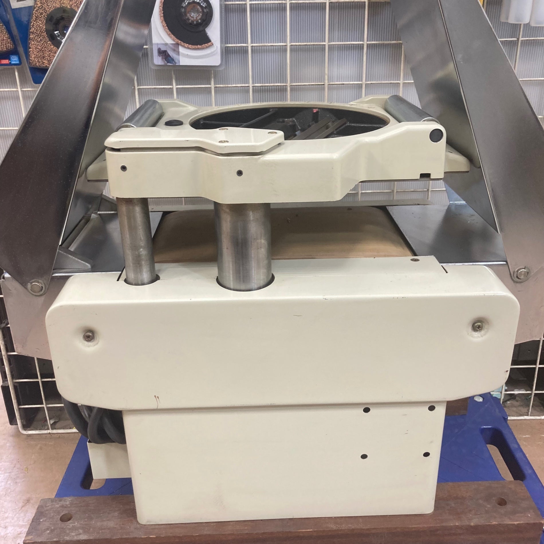 値下げしました！【中古】マキタ Makita LP1802C 超仕上カンナ 180mm 替刃式 替刃付き ※リモコン動きません【ハンズクラフト佐賀】 超仕上カンナ makita LP1802C 切削確認済み リモコン・替刃付