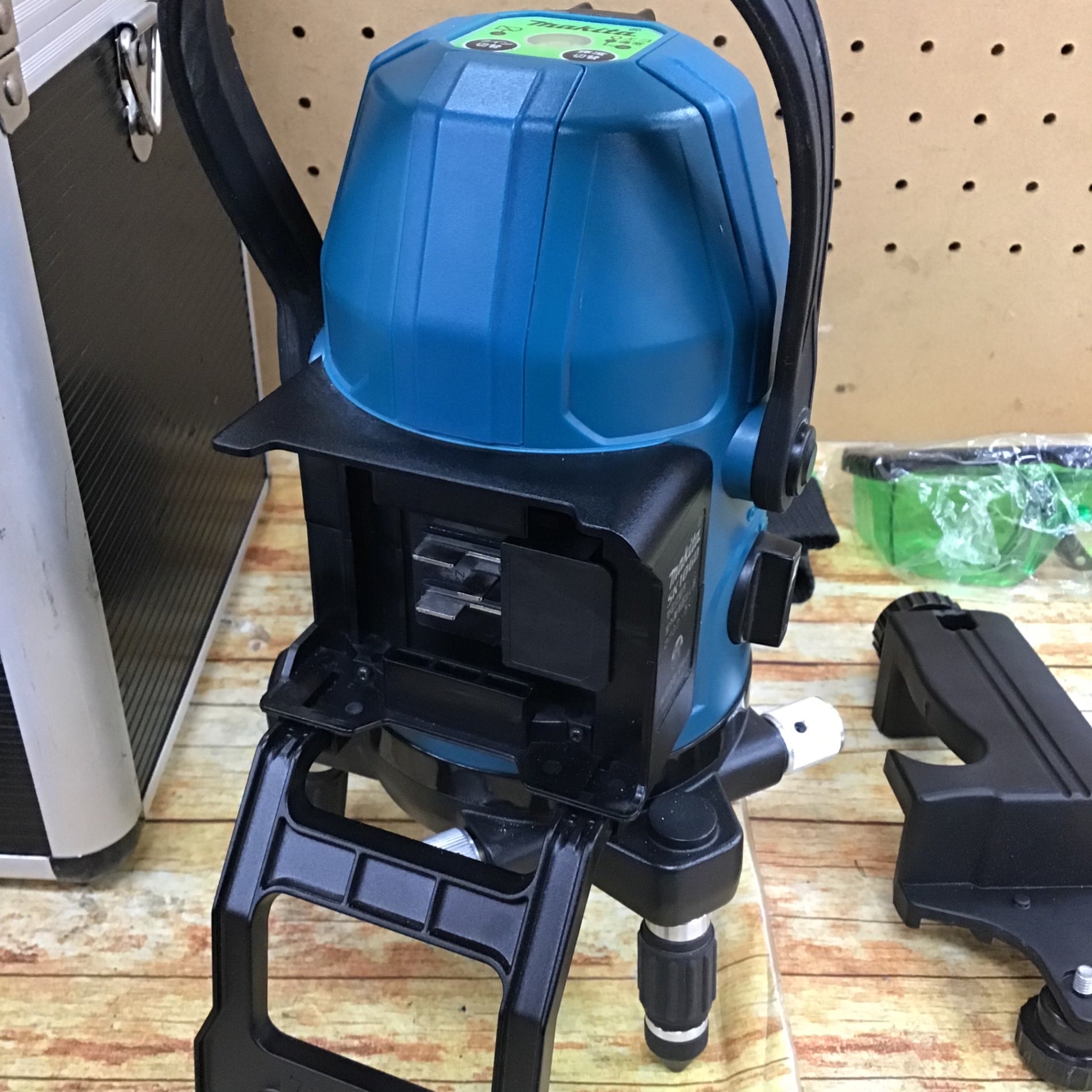 マキタ(makita)コードレスグリーン墨出し器 CXTシンプルレーザー(本体のみ) SK10GD 縦・横【川崎店】 – アクトツールオンラインショップ