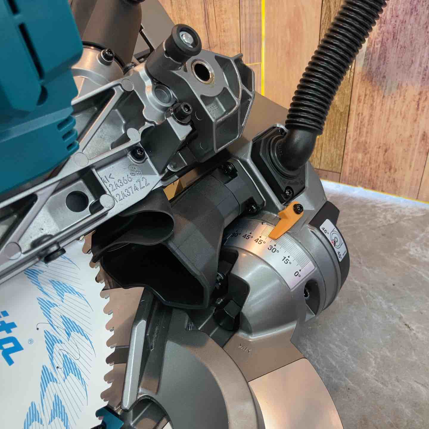 ☆マキタ(makita) 40V コードレススライドマルノコ LS005GZ 216mm