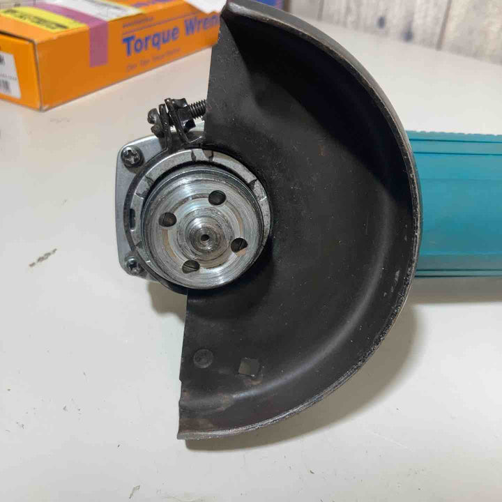 ☆マキタ(makita) ディスクグラインダ 低速高トルク ブレーキ付 100mm 9533BLA　本体のみ【戸田店】