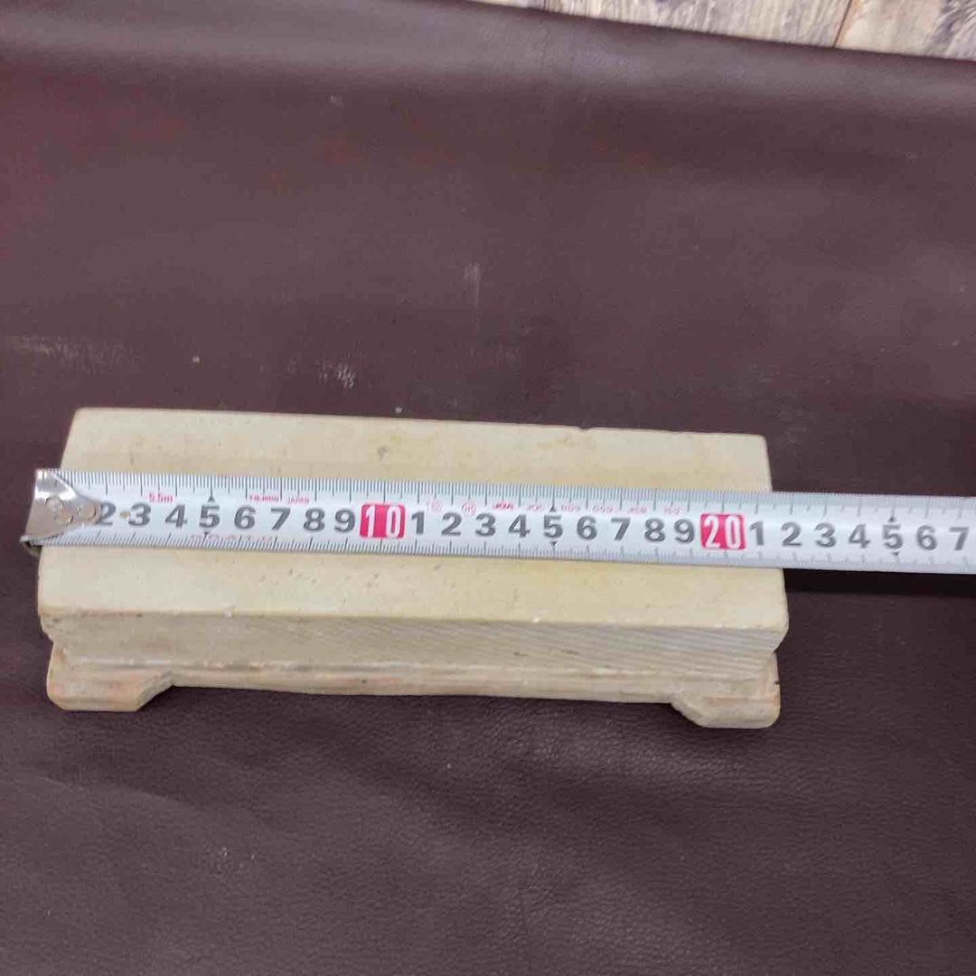 【超希少】 【中古美品】 【群馬沼田】 天然砥石 重量約1.4Kg(台座含む) 長さ約215ｘ幅約70ｘ高さ約42 研ぎ 刃物 大工 【東大和店】
