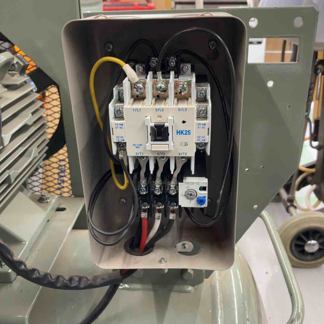【動作未確認 店頭受取り限定】日立産機三相【400V】7.5馬力5.5OP-9.5GB5 50Hz電源を繋げる線とスイッチ、メーター欠品②【戸田店】